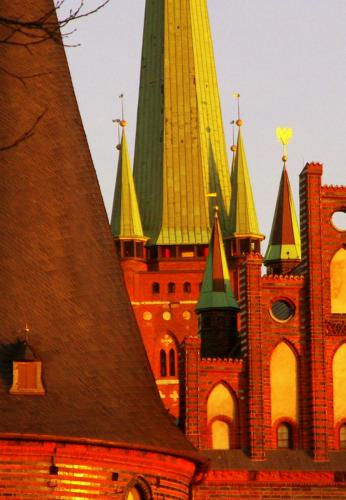 St.Petri & das Holstentor