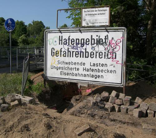 Achtung! Hafengebiet!