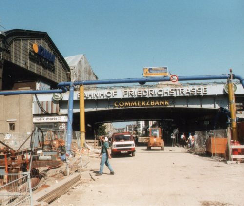 Die Nachwendebauphasen in der Berliner Republik: Am Bahnhof Friedrichstrasse